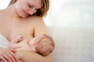 Малыш кусает грудь